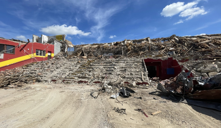 Demolice probíhá rychleji, než se čekalo. Je probourán vjezd u bývalé posilovny, na stadion se ještě vrátí archeologové