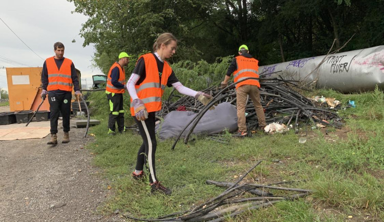 Co vše skrývá černá skládka? Rozboru jedné takové jsme se zúčastnili