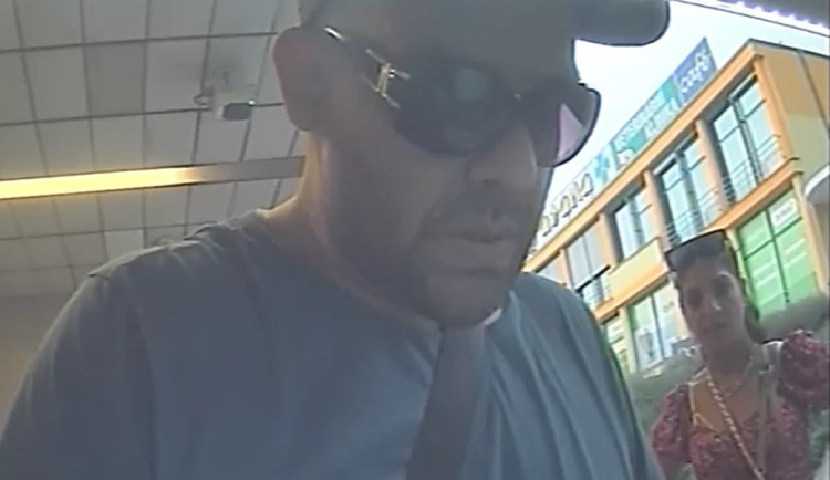 VIDEO: Zloděj v Praze vykradl auto, s cizí kartou chtěl hned vybrat peníze