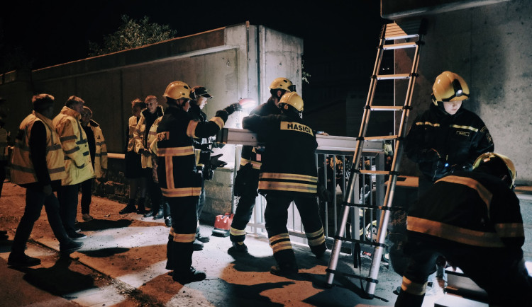 VIDEO: Na Zbraslavi proběhla cvičná výstavba protipovodňových zábran