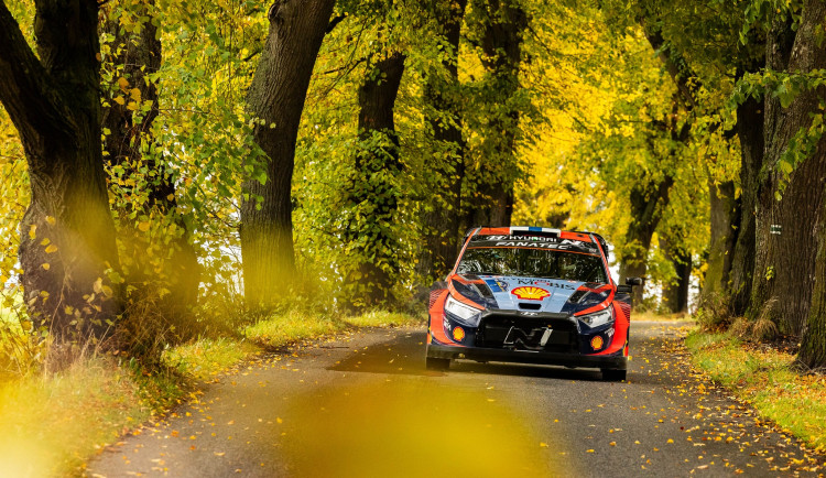 Fin Kalle Rovenperä může na Středoevropské rally oslavit titul. Jeho rival Elfyn Evans havaroval