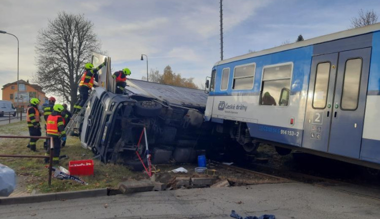 Ve čtvrtek ráno došlo v Pelhřimově ke střetu vlaku a nákladního vozidla. Policie žádá o spolupráci cestující, kteří z vlaku odešli
