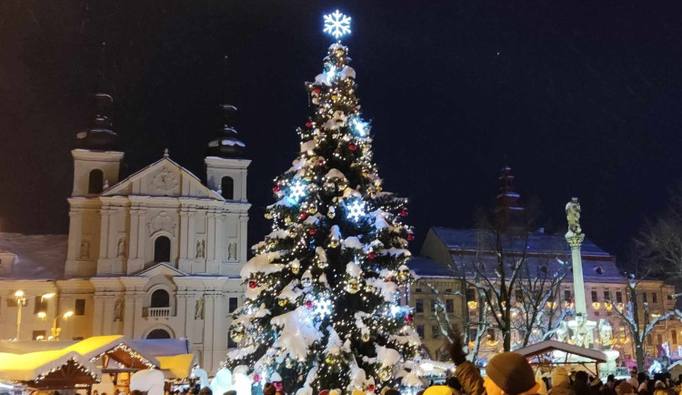 VIDEO: Do Jihlavy dorazil advent, rozsvítil se vánoční stromeček. Na náměstí je opět ledový ovál a nově i vyhlídkové kolo