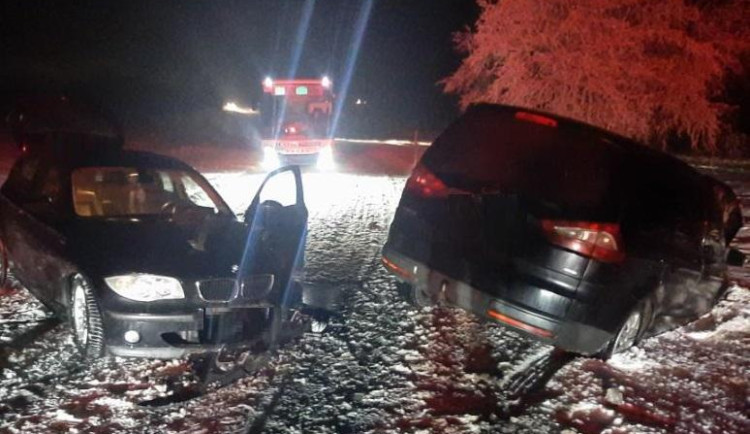 Trestný čin? Opilá řidička BMW dostala smyk, střet s protijedoucím vozidlem přinesl dvě zranění