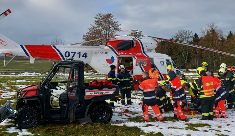 Lesního dělníka poranil padající strom. Práci záchranářů komplikoval těžko přístupný terén