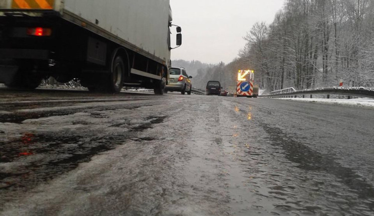 Bude to pořádně klouzat. Meteorologové varují před silnou ledovkou