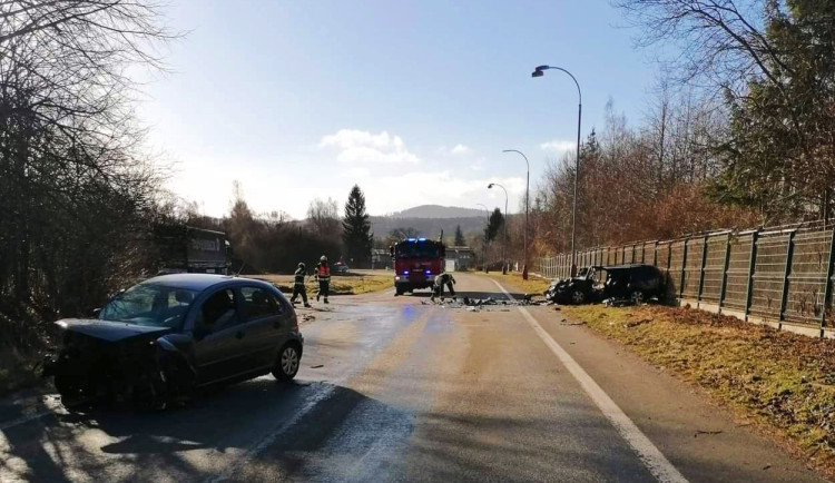 Řidička se čelně střetla s protijedoucím autem, dostala smyk na zledovatělé silnici
