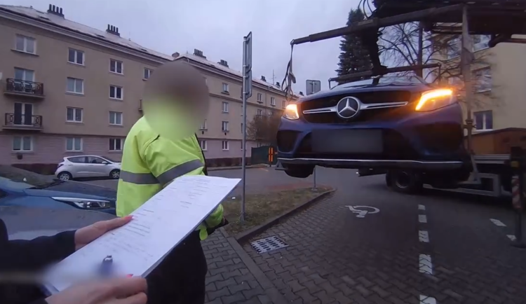 Řidiči luxusních vozů parkují na místech pro invalidy, strážníci je nekompromisně odtahují