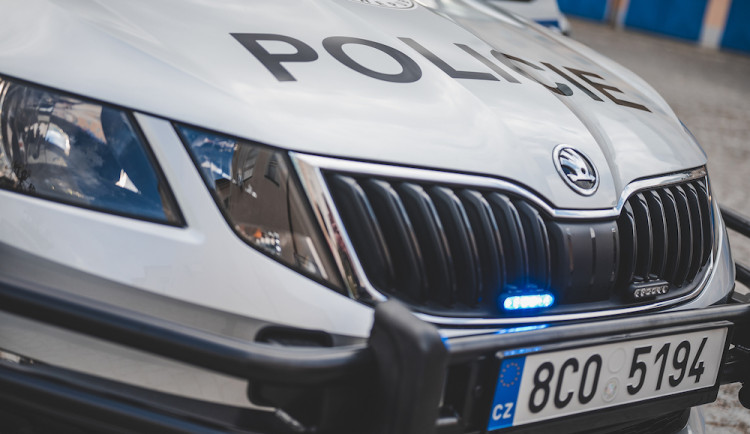 Na několika metrech narazil do domu, mostku a lampy. Pak naboural i policejní auto