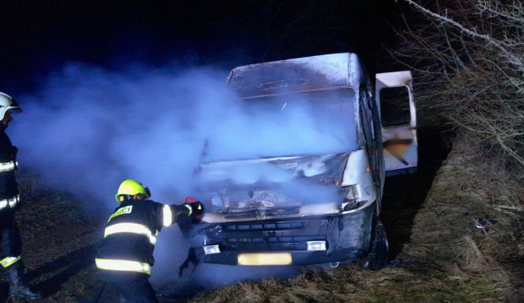 Odvážný policista se vrhl do plamenů a zachránil muže, který se chtěl upálit v autě