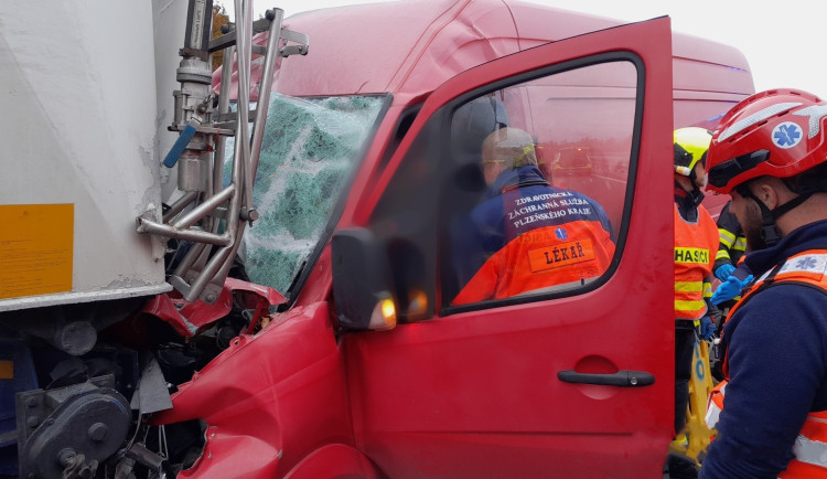 Celkem 27 lidí zemřelo při loňských dopravních nehodách v Plzeňském kraji, střetů meziročně výrazně přibylo