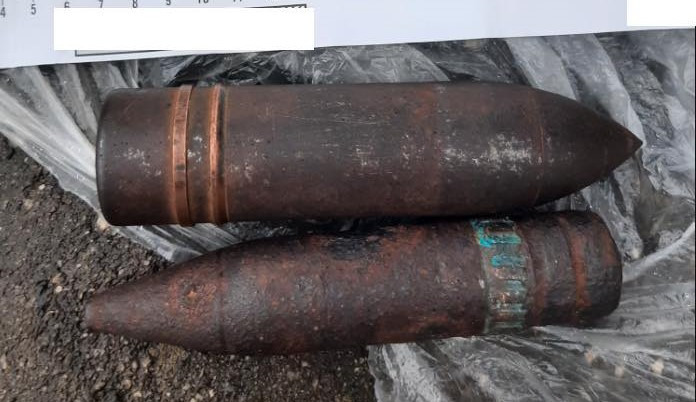 Dva dělostřelecké granáty přinesl muž ukázat do práce svému známému, na místě zasahoval pyrotechnik