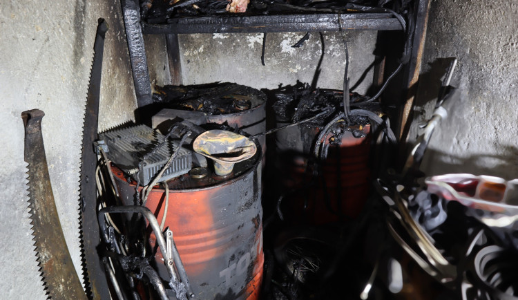 Zloděj si chtěl v garáži posvítit zapáleným kartonem, nakonec objekt podpálil a sám skončil v nemocnici