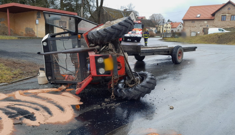 Osmnáctiletá traktoristka nezvládla jízdu na mokré silnici a položila stroj na bok, spolujezdkyně utrpěla zranění