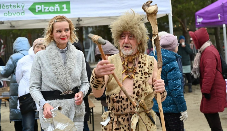Bolevák ovládli otužilci v kostýmech, přítomné děti zaujal hlavně vysmátý neandrtálec