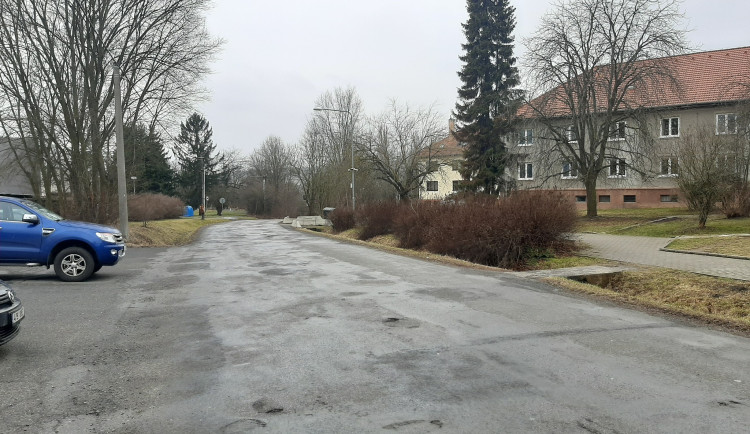 Silnice k nemocnici je plná děr a nerovností, město ji nechá opravit. Už před 10 lety bylo pozdě, komentují lidé