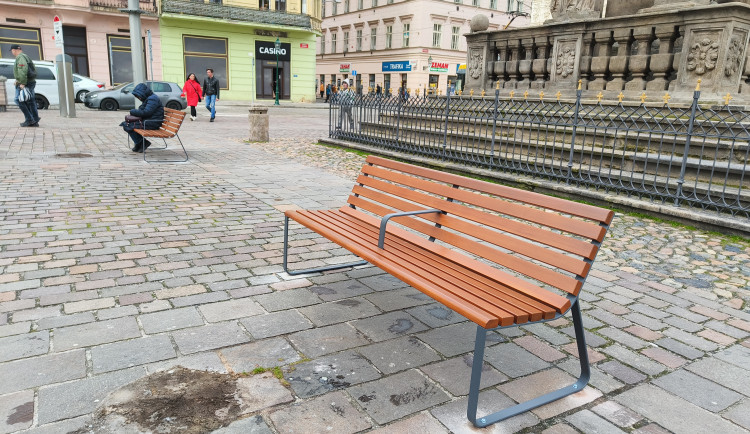Lavička není postel. Město pořídilo desítky nových lavic se středovou opěrkou, aby se na nich nedalo ležet