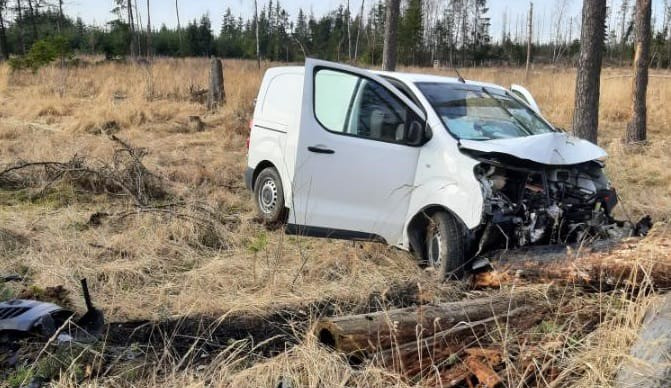 Řidič na Jihlavsku vyjel ze silnice a havaroval