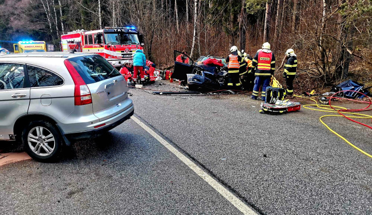 V Lipně nad Vltavou se srazila dvě auta. Záchranáři ošetřili šest lidí, z toho tři děti