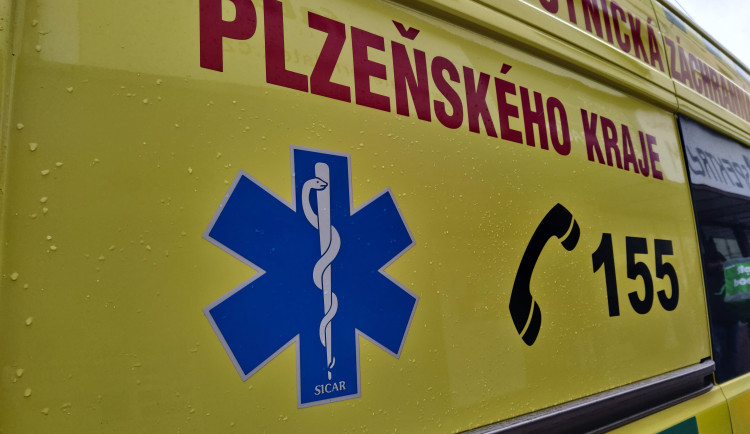 Ztráta klíčů od domova ho málem stála život. Při přelézání plotu zůstal muž viset hlavou dolů a byl ve vážném stavu