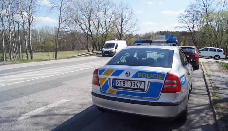 Křižovatkou se prohnal více než 160 kilometrovou rychlostí. Muži hrozí vysoká pokuta a zákaz řízení