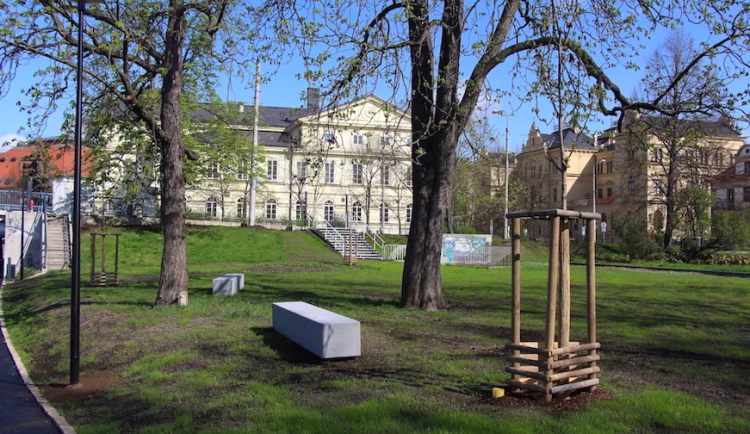 Na hřiště v parku Dukelská si musí lidé ještě počkat. Město vypisuje nové výběrové řízení