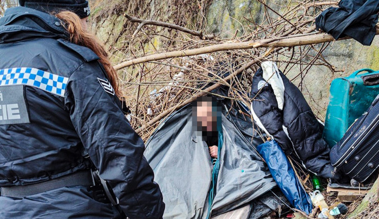 Policie vyhostila problémového bezdomovce, drogově závislý muž kradl a dělal nepořádek