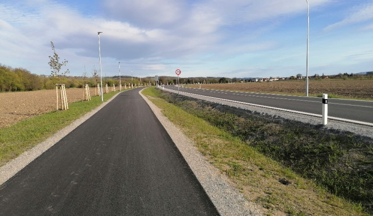 Město plánuje budovat další cyklostezky. Jednu otevřelo u nové propojky na Máji