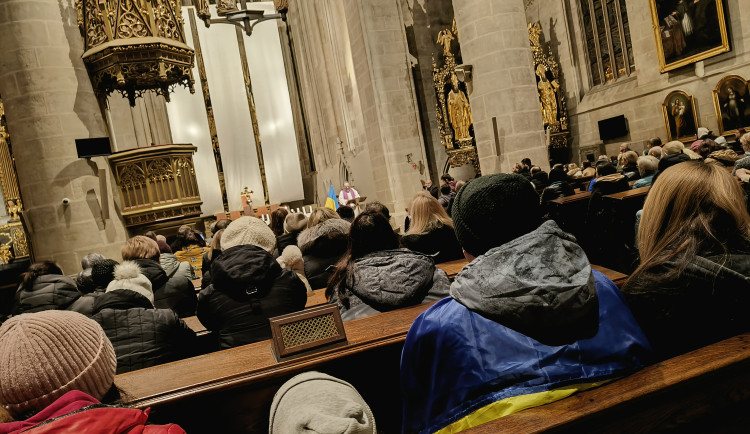 Zaplněná katedrála sv. Bartoloměje v Plzni se modlila za Ukrajinu, dorazili lidé všech generací