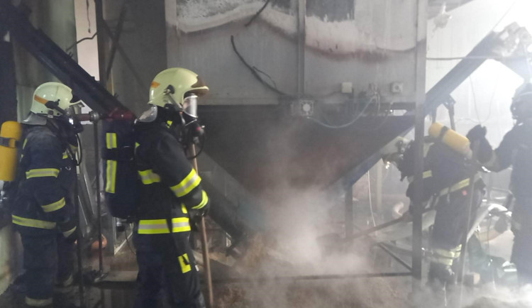 Linku na výrobu peletek zachvátil požár, oheň se kvůli dřevnímu prachu rychle šířil