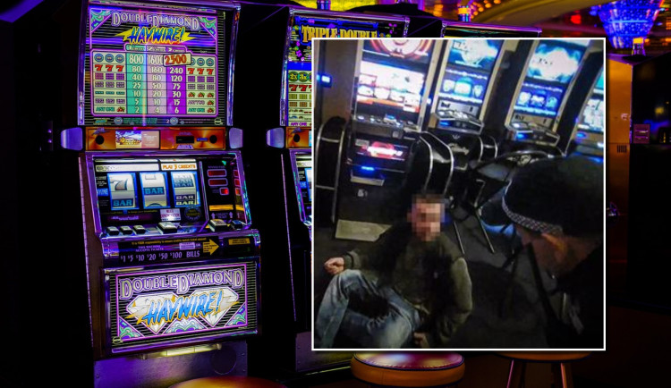 Muž se dobýval do obchoďáku a bušil hlavou do zdi, další silně opilý zákazník dělal problémy v kasinu