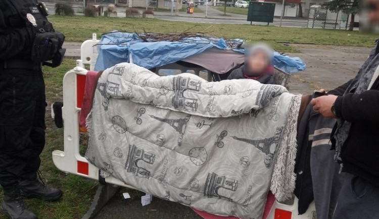 Bezdomovci si postavili ležení z bezpečnostních zábran na náměstí, sušili tam také prádlo a rozdělávali oheň