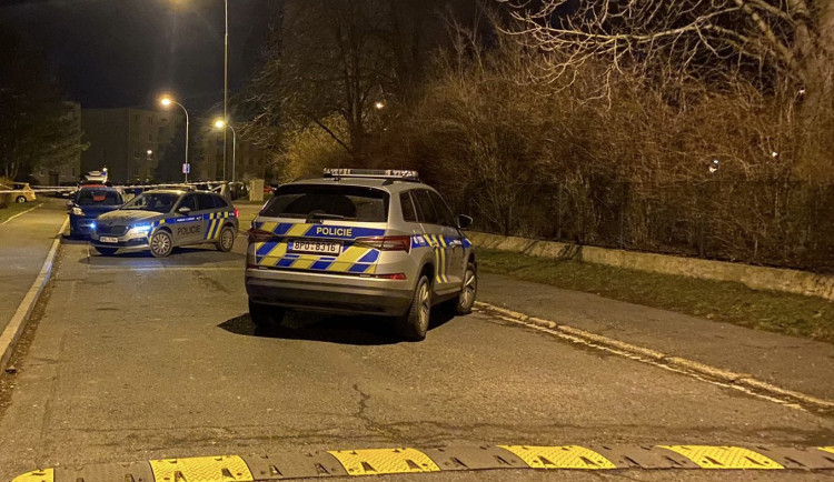 Policie dopadla muže, který nastražil před dveře bytovky krabičku s výbušninou. Chtěl se mstít