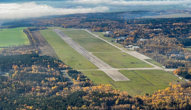 Své bližší záměry s letištěm Líně odhalí armáda v pátek na setkání se starosty a zástupci kraje
