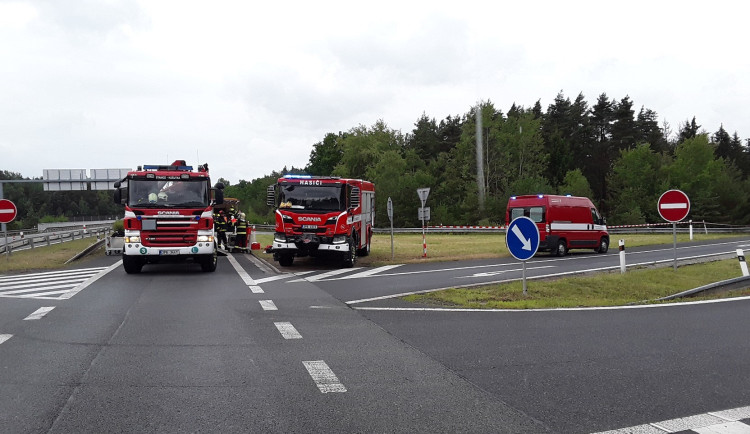 Senior zkolaboval v autě u sjezdu z dálnice D5, záchranáři už ho nedokázali oživit