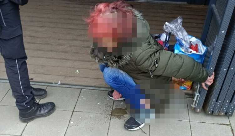 VIDEO: Celostátně hledaná žena močila u stánku s občerstvením v těsné blízkosti hlavního nádraží