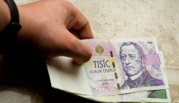 Místo značkových bot poslal balík s letáky, sedmnáctiletý mladík okradl přes internetové inzeráty desítky lidí