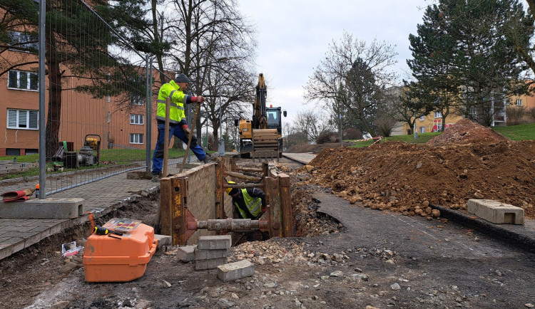Nová parkovací místa a chodníky za celkem 13 milionů, práce na Doubravce jsou v plném proudu