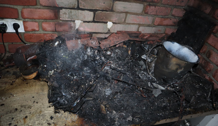 Od jídla na sporáku vzplála kuchyňská linka, rodina s malými dětmi skončila v nemocnici