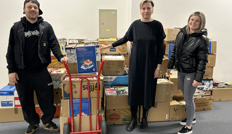Sbírka Daruj knihu byla letos rekordní, univerzitě se podařilo vybrat 3200 svazků pro azylový dům