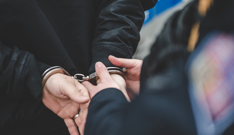 Muž chtěl znásilnit svou jednapadesátiletou příbuznou. Útoku se ubránila