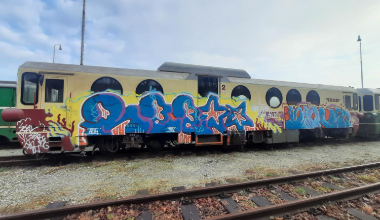 Sprejer se vyřádil na odstavených lokomotivách. Policie hledá svědky