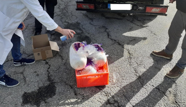 Kebab vezli v nevhodných podmínkách. Přepravci hrozí vysoká pokuta