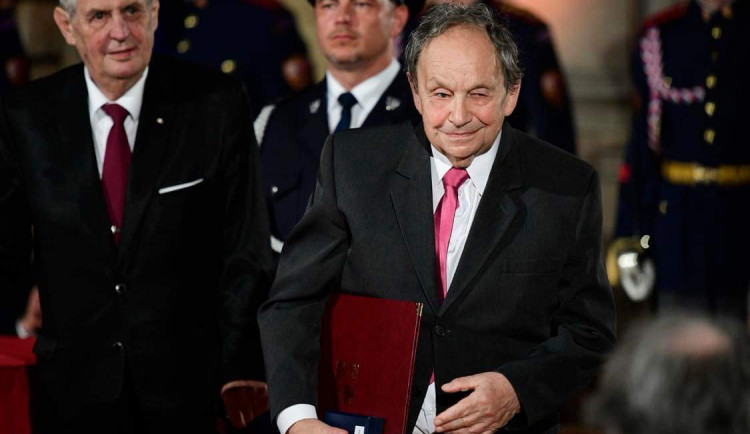 Zemřel uznávaný lékař Miloš Velemínský. Byl průkopníkem péče o novorozence v Česku