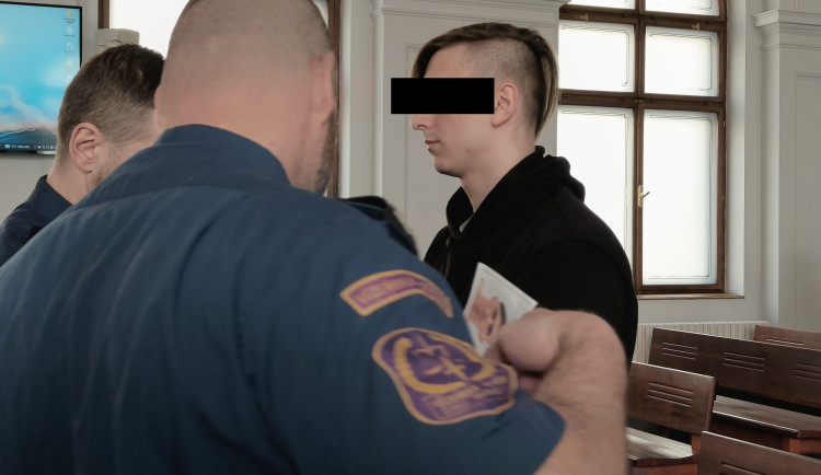 Vyhrožovala mi a byla agresivní, řekl u soudu mladý Ukrajinec. Za pokus o vraždu školačky mu hrozí doživotí