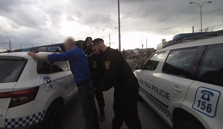 VIDEO: Ochmelka obtěžoval lidi na vlakovém nádraží, jednoho muže shodil ze židle a nadával i policistům