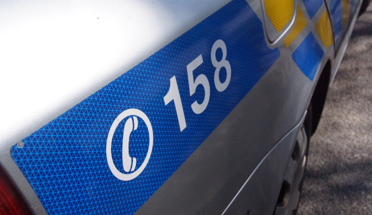 Policie vyšetřuje napadení muže v Písku. Řeší také možný rasový podtext