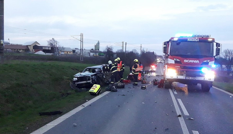 Hromadná nehoda čtyř aut si vyžádala několik zraněných, záchranáři převezli do nemocnice i jednoho kojence