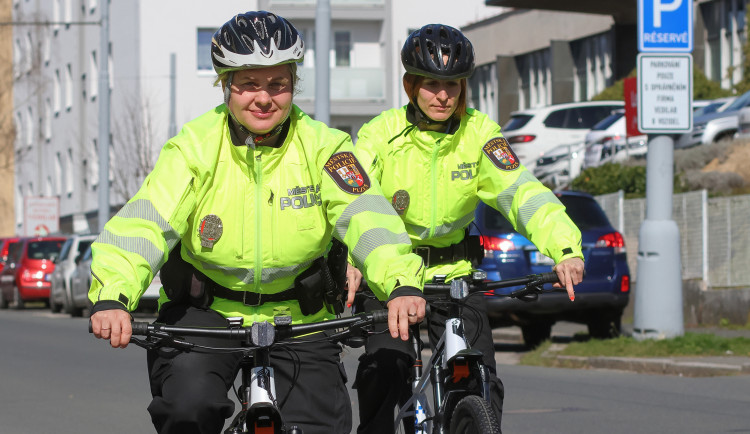 Doubravečtí strážníci dostali nová horská hola, alkohol tester a mobilní tiskárnu