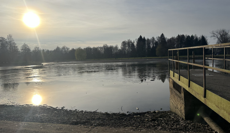 Bagr prochází údržbou. Město chce zlepšit kvalitu vody v nádrži